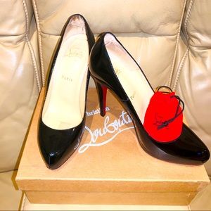 Christian Louboutin
Size 37.5